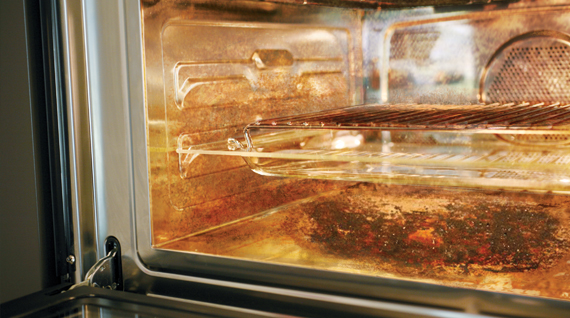 Ondergedompeld Ontwarren tijdelijk Oven schoonmaken: hoe maakt u de oven best schoon?