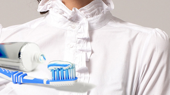 how to get toothpaste out of clothes