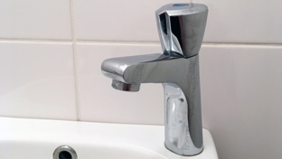 How to clean a tap