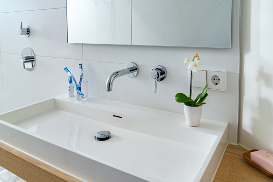 Higienicznie czyść łazienkę za pomocą środków do czyszczenia płytek łazienkowych i produktów do czyszczenia łazienek