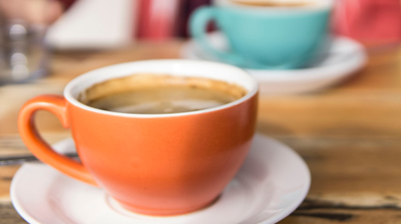 Quiere descalcificar una cafetera espresso? Una deliciosa taza de café.